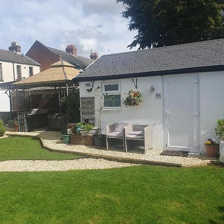 Sally'S Bed And Breakfast Luton  Exterior foto