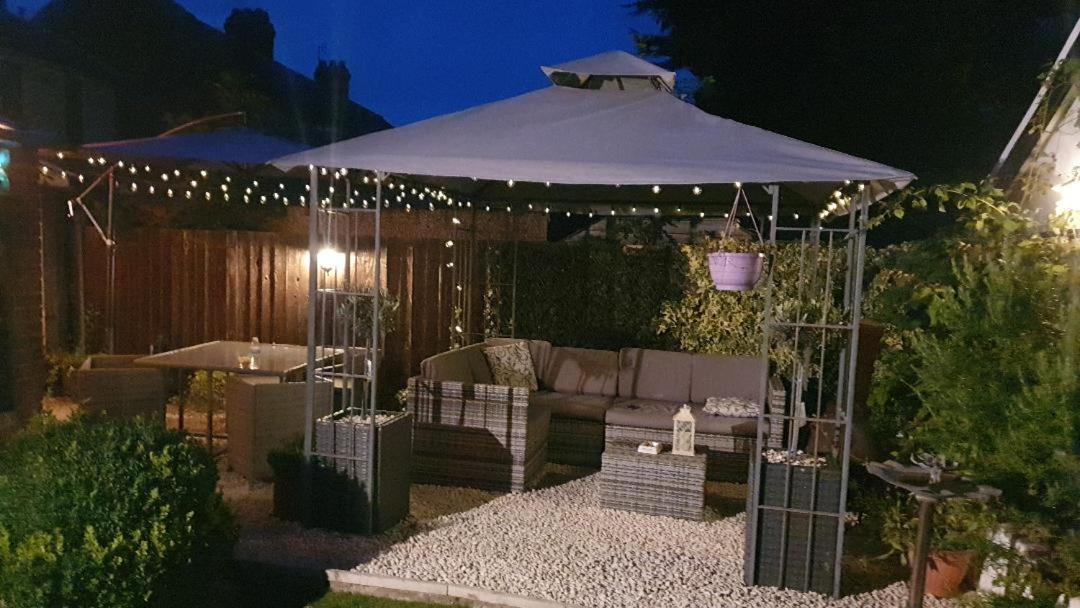 Sally'S Bed And Breakfast Luton  Exterior foto